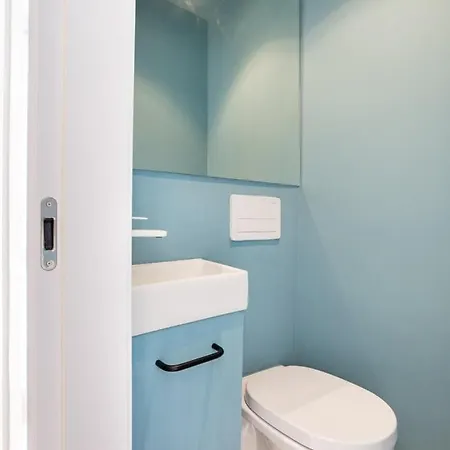 Spacious 6bedroom House W/ Sunny Terrace In 招待所 4*