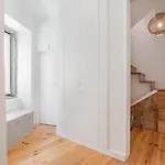 Spacious 6-bedroom W/ Sunny Terrace In Vendégház Lisboa
