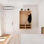 Spacious 6-bedroom W/ Sunny Terrace In Lisboa