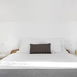 Spacious 6-bedroom W/ Sunny Terrace In 4*