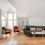 Spacious 6-bedroom W/ Sunny Terrace In Lisboa
