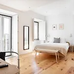 Spacious 6-bedroom W/ Sunny Terrace In Vendégház