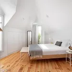 Spacious 6-Bedroom Apt With Sunny Terrace In Lisbon بيت ضيافة Lisboa