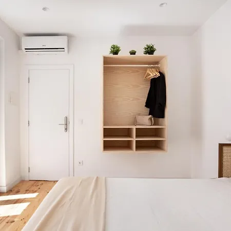 Joivy Big 6br House With Terrace In Santa Catarina 리스본