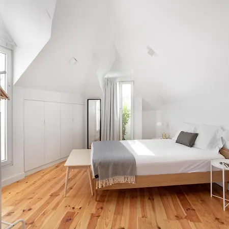 Joivy Big 6br House With Terrace In Santa Catarina 리스본