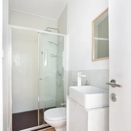 Spacious 6bedroom House W/ Sunny Terrace In Лиссабон