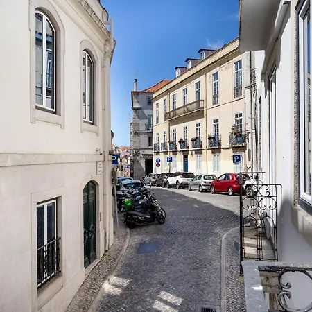 Spacious 6-bedroom W/ Sunny Terrace In Vendégház