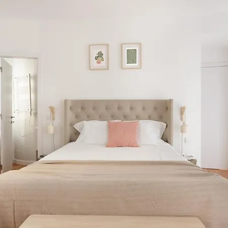 Spacious 6-bedroom W/ Sunny Terrace In 4* Lisboa