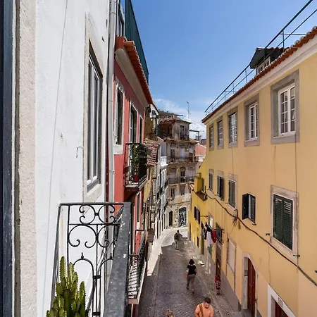 Spacious 6-bedroom W/ Sunny Terrace In Lisboa