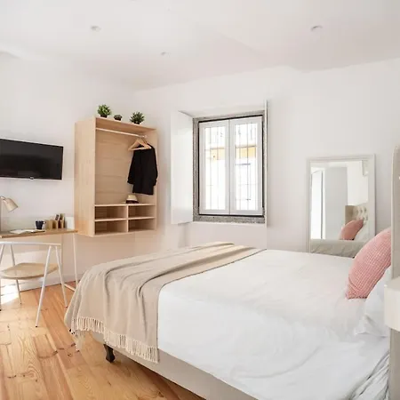Spacious 6-Bedroom Apt With Sunny Terrace In Lisbon بيت ضيافة Lisboa