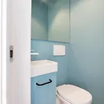 Spacious 6-Bedroom Apt With Sunny Terrace In Lisbon Maison d'hôtes 4*