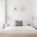 Maison d'hôtes Spacious 6-Bedroom Apt With Sunny Terrace In Lisbon 4*