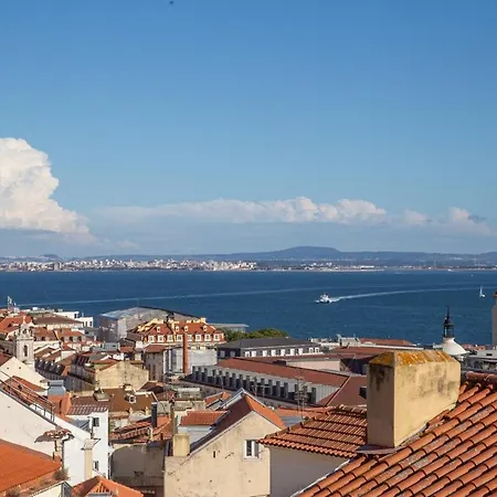 Spacious 6-Bedroom Apt With Sunny Terrace In Lisbon Maison d'hôtes 4*